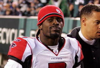 PHILADELPHIA - DECEMBER 31:  Michael Vick #7 of the Atlanta Falcons leaves the game in the third quarter during NFL action against the Philadelphia Eagles December 31, 2006 at Lincoln Financial Field in Philadelphia, Pennsylvania.  (Photo by Jim McIsaac/Getty Images)