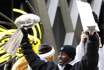 PITTSBURGH - FEBRUARY 03:  Santonio Holmes #10 of the Pittsburgh Steelers holds up his MVP and the Lombardi trophy after a parade to celebrate winning Super Bowl XLIII on February 3, 2009 in Pittsburgh, Pennsylvania.  (Photo by Gregory Shamus/Getty Images)