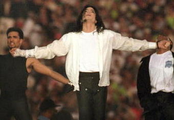 PASADENA, CA - JANUARY 31: Michael Jackson performs during the Halftime show as the Dallas Cowboys take on the Buffalo Bills in Super Bowl XXVII at Rose Bowl on January 31, 1993 in Pasadena, California. The Cowboys won 52-17. (Photo by George Rose/Getty Images)