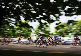 MILTON KEYNES, ENGLAND - MAY 21:  The peloton makes its way around Milton Keynes during Round One of the 2009 Tour Series on May 21, 2009 in Milton Keynes, England.  (Photo by Bryn Lennon/Getty Images)
