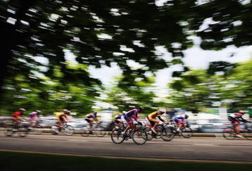 MILTON KEYNES, ENGLAND - MAY 21:  The peloton makes its way around Milton Keynes during Round One of the 2009 Tour Series on May 21, 2009 in Milton Keynes, England.  (Photo by Bryn Lennon/Getty Images)