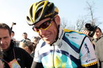 MILAN, ITALY - MARCH 21:  Lance Armstrong surrounded by fans before the start of the 100th Edition of the Milan - Sanremo cycle race on March 21, 2009 in Milan, Italy. The Milan -Sanremo is the most important cycle race in Italy and is called 'La Classicissima' and 'The spring classic'.  (Photo by Vittorio Zunino Celotto/Getty Images)