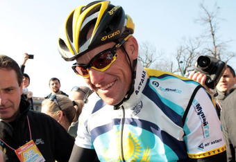 MILAN, ITALY - MARCH 21:  Lance Armstrong surrounded by fans before the start of the 100th Edition of the Milan - Sanremo cycle race on March 21, 2009 in Milan, Italy. The Milan -Sanremo is the most important cycle race in Italy and is called 'La Classicissima' and 'The spring classic'.  (Photo by Vittorio Zunino Celotto/Getty Images)