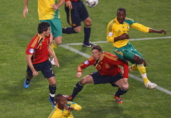 BLOEMFONTEIN, SOUTH AFRICA - JUNE 20:  David Villa and Fernando Torres of Spain challenge Siboniso Gaxa and Benson Mhlongo of South Africa for a high ball as Matthew Booth of South Africa (14) and Gerard Pique of Spain (3) look on during the FIFA Confederations Cup match between Spain and South Africa at the Free State Stadium on June 20, 2009 in Bloemfontein, South Africa.  (Photo by Alex Livesey/Getty Images)
