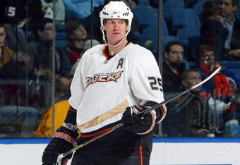 UNIONDALE, NY - JANUARY 21:  Chris Pronger #25 of the Anaheim Ducks skates against the New York Islanders on January 21, 2009 at Nassau Coliseum in Uniondale, New York. The Islanders defeated the Ducks 2-1.  (Photo by Jim McIsaac/Getty Images)
