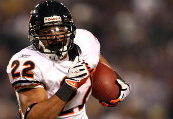 MINNEAPOLIS - NOVEMBER 30:  Matt Forte #22 of the Chicago Bears eludes Darren Sharper #42  of the Minnesota Vikings at the Metrodome on November 30, 2008 in Minneapolis, Minnesota.  (Photo by Jonathan Ferrey/Getty Images)