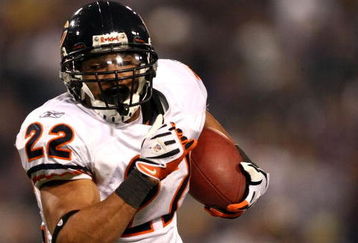 MINNEAPOLIS - NOVEMBER 30:  Matt Forte #22 of the Chicago Bears eludes Darren Sharper #42  of the Minnesota Vikings at the Metrodome on November 30, 2008 in Minneapolis, Minnesota.  (Photo by Jonathan Ferrey/Getty Images)
