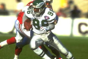 20 NOV 1994:  PHILADELPHIA EAGLES WIDE RECEIVER FRED BARNETT CARRIES THE FOOTBALL AFTER MAKING A CATCH DURING THE EAGLES 12-6 LOSS TO THE ARIZONA CARDINALS AT SUN DEVIL STADIUM IN TEMPE, ARIZONA.  MANDATORY CREDIT:  STEPHEN DUNN/ALLSPORT