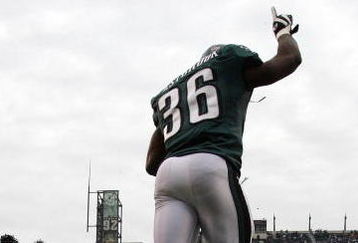 PHILADELPHIA - DECEMBER 30:  Brian Westbrook #36 of the Philadelphia Eagles runs on the field to play the Buffalo Bills on December 30, 2007 at Lincoln Financial Field in Philadelphia, Pennsylvania.  (Photo by Jim McIsaac/Getty Images)