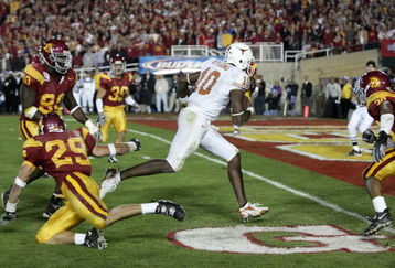 PASADENA, CA - JANUARY 04:  Vince Young #10 of the Texas Longhorns rushes past Frostee Rucker #90, Scott Ware #29 and Josh Pinkard #36 of the USC Trojans to score a 2 point conversion following his touchdown in the final moments of the BCS National Championship Rose Bowl Game at the Rose Bowl on January 4, 2006 in Pasadena, California.  Texas defeated USC 41-38.  (Photo by Harry How/Getty Images)