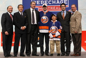 MONTREAL, QC - JUNE 26:  (L-R) NHL Commissioner Gary Bettman, Team owner Charles Wang, General Manger Garth Snow, John Tavares, Assistant General Manager/Director of Amateur Scouting Ryan Jankowski and Pro Scout Mario Saraceno of the New Islanders pose on stage after the Islanders drafted Tavares #1 overall during the 2009 NHL Entry Draft by the New York Islander at the Bell Centre on June 26, 2009 in Montreal, Quebec, Canada.  (Photo by Bruce Bennett/Getty Images)