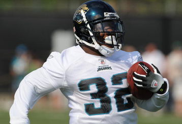 JACKSONVILLE, FL - MAY 1:  Running back Maurice Jones-Drew #32  of the Jacksonville Jaguars runs upfield during a team mini-camp on May 1, 2009 on the practice fields at Jacksonville Municipal Stadium in Jacksonville, Florida.  (Photo by Al Messerschmidt/Getty Images)