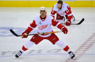 PITTSBURGH - JUNE 09:  Chris Chelios #24 of the Detroit Red Wings against the Pittsburgh Penguins during Game Six of the NHL Stanley Cup Finals at the Mellon Arena on June 9, 2009 in Pittsburgh, Pennsylvania.  (Photo by Jamie Sabau/Getty Images)