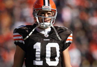 CLEVELAND - NOVEMBER 23:  Quarterback Brady Quinn #10 of the Cleveland Browns looks down the field during the game against the Houston Texans at Cleveland Browns Stadium on November 23, 2008 in Cleveland, Ohio.  (Photo by Andy Lyons/Getty Images)
