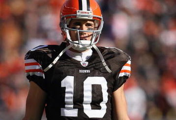 CLEVELAND - NOVEMBER 23:  Quarterback Brady Quinn #10 of the Cleveland Browns looks down the field during the game against the Houston Texans at Cleveland Browns Stadium on November 23, 2008 in Cleveland, Ohio.  (Photo by Andy Lyons/Getty Images)