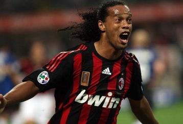 MILAN, ITALY - SEPTEMBER 28:  Ronaldinho of Milan in action during the Serie A match between AC Milan and Inter Milan at the Stadio Giuseppe Meazza on September 28, 2008 in Milan, Italy.  (Photo by New Press/Getty Images)