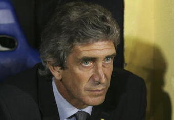 CASTELLO DE LA PLANA, SPAIN - APRIL 04:  Villarreal Manager Manuel Pellegrini sits in the dug-out before the UEFA Champions League Quarter Final Second Leg match between Villarreal and Inter Milan at the Madrigal stadium on April 4, 2006 in Castello de la Plana, Spain  (Photo by Denis Doyle/Getty Images)