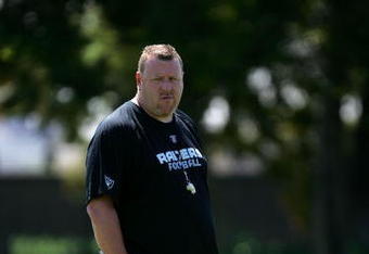 ALAMEDA, CA - MAY 08:  Oakland Raiders coach Tom Cable watches his team during the Raiders minicamp at the team's permanent training facility on May 8, 2009 in Alameda, California.  (Photo by Ezra Shaw/Getty Images)