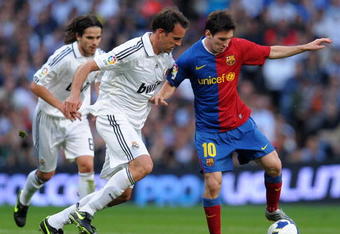MADRID, SPAIN - MAY 02:  Lionel Messi (R) of Barcelona duels for the ball with Christoph Metzelder of Real Madrid during the La Liga match between Real Madrid and Barcelona at the Santiago Bernabeu Stadium on May 2, 2009 in Madrid, Spain. Barcelona won the match 6-2.  (Photo by Jasper Juinen/Getty Images)