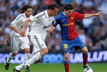 MADRID, SPAIN - MAY 02:  Lionel Messi (R) of Barcelona duels for the ball with Christoph Metzelder of Real Madrid during the La Liga match between Real Madrid and Barcelona at the Santiago Bernabeu Stadium on May 2, 2009 in Madrid, Spain. Barcelona won the match 6-2.  (Photo by Jasper Juinen/Getty Images)