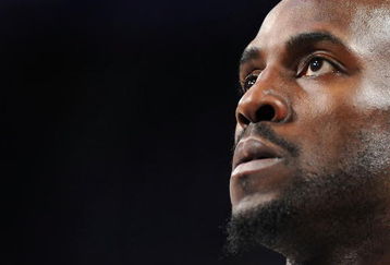 LOS ANGELES, CA - DECEMBER 25:  Kevin Garnett #5 of the Boston Celtics looks on before the game against the Los Angeles Lakers at Staples Center on December 25, 2008 in Los Angeles, California.  The Lakers defeated the Celtics 92-83.  NOTE TO USER: User expressly acknowledges and agrees that, by downloading and or using this Photograph, user is consenting to the terms and conditions of the Getty Images License Agreement.  (Photo by Lisa Blumenfeld/Getty Images)
