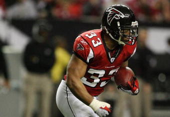 ATLANTA - DECEMBER 28:  Running back Michael Turner #33 of the Atlanta Falcons looks for room to run while taking on the St. Louis Rams at Georgia Dome on December 28, 2008 in Atlanta, Georgia. The Falcons defeated the Rams 31-27.  (Photo by Doug Benc/Getty Images)