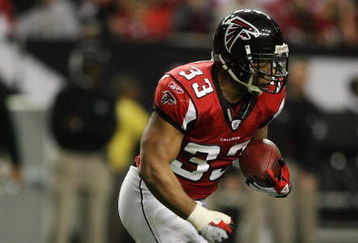 ATLANTA - DECEMBER 28:  Running back Michael Turner #33 of the Atlanta Falcons looks for room to run while taking on the St. Louis Rams at Georgia Dome on December 28, 2008 in Atlanta, Georgia. The Falcons defeated the Rams 31-27.  (Photo by Doug Benc/Getty Images)