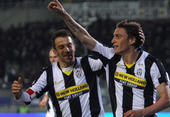 TURIN, ITALY - FEBRUARY 28:  Claudio Marchisio of Juventus celebrate his goal with teammate Alessandro Del Piero during the Serie A match between Juventus and Napoli at the Stadio Olimpico on February 28, 2009 in Turin, Italy. (Photo by New Press/Getty Images)