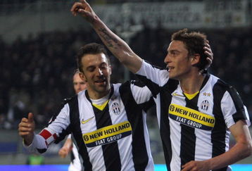 TURIN, ITALY - FEBRUARY 28:  Claudio Marchisio of Juventus celebrate his goal with teammate Alessandro Del Piero during the Serie A match between Juventus and Napoli at the Stadio Olimpico on February 28, 2009 in Turin, Italy. (Photo by New Press/Getty Images)