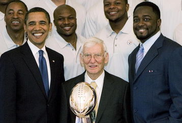 WASHINGTON  - MAY 21:  U.S. President Barack Obama (L) poses with Pittsburgh Steelers Chairman Dan Rooney (C) and Head Coach Mike Tomlin (R) during a picture with the 2009 NFL Super Bowl champion Pittsburgh Steelers in the East Room of the White House May 21, 2009 in Washington, DC.  (Photo by Aude Guerrucci-Pool/Getty Images)