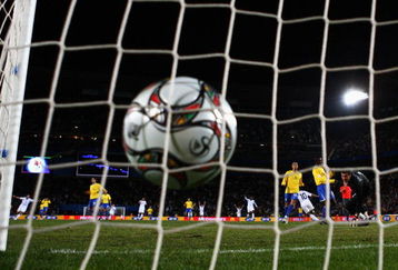 JOHANNESBURG, SOUTH AFRICA - JUNE 28:  Landon Donovan of USA scores the second goal during the FIFA Confederations Cup Final between USA and Brazil at the Ellis Park Stadium on June 28, 2009 in Johannesburg, South Africa.  (Photo by Alex Livesey/Getty Images)