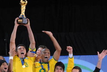 JOHANNESBURG, SOUTH AFRICA - JUNE 28: Brazil players celebrate winning the 2009 Confederations Cup final match between Brazil and USA from Ellis Park on June 28, 2009 in Johannesburg, South Africa. (Photo by Lefty Shivambu/Gallo Images/Getty Images)