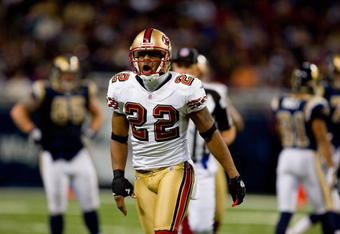 ST. LOUIS, MO - DECEMBER 21:  Nate Clements #22 of the San Francisco 49ers reacts during the game against the St. Louis Rams at the Edward Jones Dome on December 21, 2008 in St. Louis, Missouri. The 49ers won 17-16. (Photo by Dilip Vishwanat/Getty Images) 