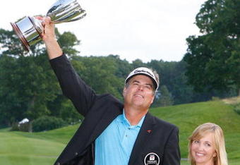 CROMWELL, CT - JUNE 28: Kenny Perry celebrates with his wife Sandy Perry after Kenny won the 2009 Travelers Championship at TPC River Highlands on June 28, 2009 in Cromwell, Connecticut. (Photo by Jim Rogash/Getty Images)