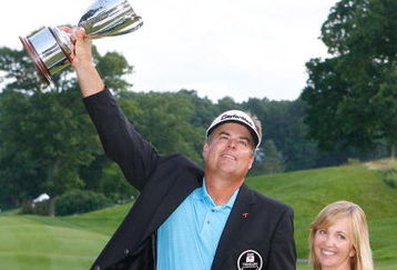 CROMWELL, CT - JUNE 28: Kenny Perry celebrates with his wife Sandy Perry after Kenny won the 2009 Travelers Championship at TPC River Highlands on June 28, 2009 in Cromwell, Connecticut. (Photo by Jim Rogash/Getty Images)