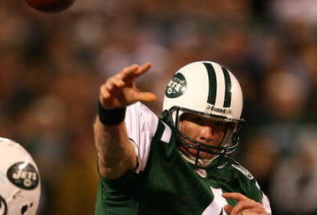 EAST RUTHERFORD, NJ - DECEMBER 28:  Brett Favre #4 of The New York Jets passes the ball against The Miami Dolphins during their game on December 28, 2008 at Giants Stadium in East Rutherford, New Jersey.  (Photo by Al Bello/Getty Images)