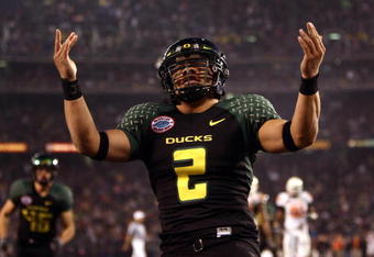 SAN DIEGO, CA - DECEMBER 30:   Quarterback Jeremiah Masoli #2 of the University of Oregon Ducks runs into the endzone for a touchdown against the Oklahoma State University Cowboys during the Pacific Life Holiday Bowl at Qualcomm Stadium on December 30, 2008 in San Diego, California. The Ducks won 42-31. (Photo by Donald Miralle/Getty Images)