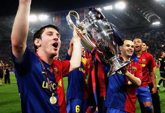 ROME - MAY 27:  Lionel Messi of Barcelona lifts the trophy as he and his team mates celebrates winning the UEFA Champions League Final match between Barcelona and Manchester United at the Stadio Olimpico on May 27, 2009 in Rome, Italy. Barcelona won 2-0.  (Photo by Laurence Griffiths/Getty Images)