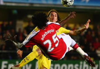 VILLARREAL, SPAIN - APRIL 07:  Emmanuel Adebayor of Arsenal scores his team's first goal during the UEFA Champions League quarter-final first leg match between Villarreal and Arsenal at the Madrigal Stadium on April 7, 2009 in Villarreal, Spain.  (Photo by Jamie McDonald/Getty Images)