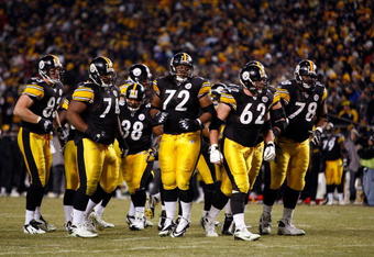 PITTSBURGH - JANUARY 11:  (L-R) Heath Miller #83, Willie Colon #74, Carey Davis, #38, Darnell Stapleton #72, Justin Hartwig #62 and Max Starks #78 of the Pittsburgh Steelers break the offensive huddle against the San Diego Chargers during their AFC Divisional Playoff Game on January 11, 2009 at Heinz Field in Pittsburgh, Pennsylvania. Steelers won 35-24. (Photo by Chris Graythen/Getty Images)
