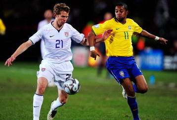 JOHANNESBURG, SOUTH AFRICA - JUNE 28:  Robinho of Brazil battles with Jonathan Spector of the USA during the FIFA Confederations Cup Final match between USA and Brazil at Ellis Park Stadium on June 28, 2009 in Johannesburg, South Africa.  (Photo by Jamie McDonald/Getty Images)
