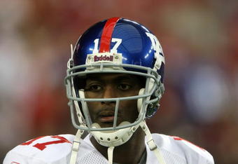 GLENDALE, AZ - NOVEMBER 23:  Wide receiver Plaxico Burress #17 of the New York Giants warms up for the game with the Arizona Cardinals on November 23, 2008 at University of Phoenix Stadium in Glendale, Arizona. The Giants won 37-29.  (Photo by Stephen Dunn/Getty Images)