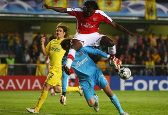 VILLARREAL, SPAIN - APRIL 07:  Emmanuel Adebayor of Arsenal challenges Goalkeeper Diego Lopez of Villarreal during the UEFA Champions League quarter-final first leg match between Villarreal and Arsenal at the Madrigal Stadium on April 7, 2009 in Villarreal, Spain.  (Photo by Jamie McDonald/Getty Images)