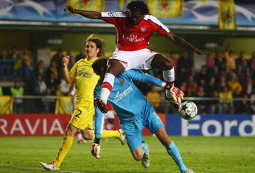 VILLARREAL, SPAIN - APRIL 07:  Emmanuel Adebayor of Arsenal challenges Goalkeeper Diego Lopez of Villarreal during the UEFA Champions League quarter-final first leg match between Villarreal and Arsenal at the Madrigal Stadium on April 7, 2009 in Villarreal, Spain.  (Photo by Jamie McDonald/Getty Images)