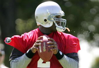 ALAMEDA, CA - MAY 08:  JaMarcus Russell #2 of the Oakland Raiders drops back to pass the ball during the Raiders minicamp at the team's permanent training facility on May 8, 2009 in Alameda, California.  (Photo by Ezra Shaw/Getty Images)