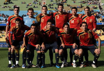 RUSTENBURG, SOUTH AFRICA - JUNE 28:  The Spain players pose for a team photo prior to the FIFA Confederations Cup 3rd Place Playoff between Spain and South Africa at the Royal Bafokeng Stadium on June 28, 2009 in Rustenburg, South Africa. (Photo by Jasper Juinen/Getty Images)
