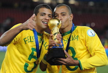 JOHANNESBURG, SOUTH AFRICA - JUNE 28:  Felipe Melo and Gilberto Silva of Brazil celebrate during the 2009 Confederations Cup final match between Brazil and USA from Ellis Park on June 28, 2009 in Johannesburg, South Africa. (Photo by Lefty Shivambu/Gallo Images/Getty Images)