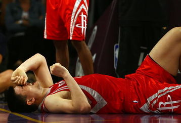LOS ANGELES, CA - MAY 04:  Yao Ming #11 of the Houston Rockets reacts in pain after injuring his knee in the fourth quarter against the Los Angeles Lakers in Game One of the Western Conference Semifinals during the 2009 NBA Playoffs at Staples Center on May 4, 2009 in Los Angeles, California. Ming returned to the game later in the quarter. NOTE TO USER: User expressly acknowledges and agrees that, by downloading and or using this photograph, User is consenting to the terms and conditions of the Getty Images License Agreement.  (Photo by Jeff Gross/Getty Images)