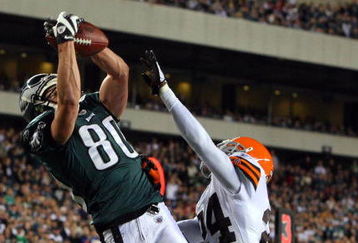 PHILADELPHIA - DECEMBER 15:  Kevin Curtis #80 of the Philadelphia Eagles catches a touchdown pass in the first quarter as Eric Wright #24 of the Cleveland Browns covers him on December 15, 2008 at Lincoln Financial Field in Philadelphia, Pennsylvania.  (Photo by Jim McIsaac/Getty Images)