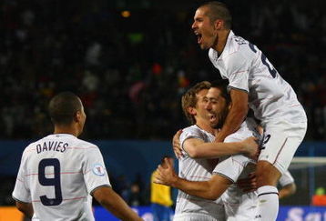 JOHANNESBURG, SOUTH AFRICA - JUNE 28:  Clint Dempsey of USA celebrates scoring the opening goal with his team mates during the FIFA Confederations Cup Final between USA and Brazil at the Ellis Park Stadium on June 28, 2009 in Johannesburg, South Africa.  (Photo by Alex Livesey/Getty Images)